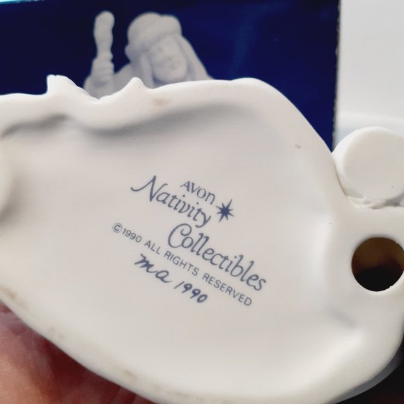 Avon Nativity Collectibles THE POOR MAN White Porcelain Bisque Figurine 1990 - Picture 9 of 14